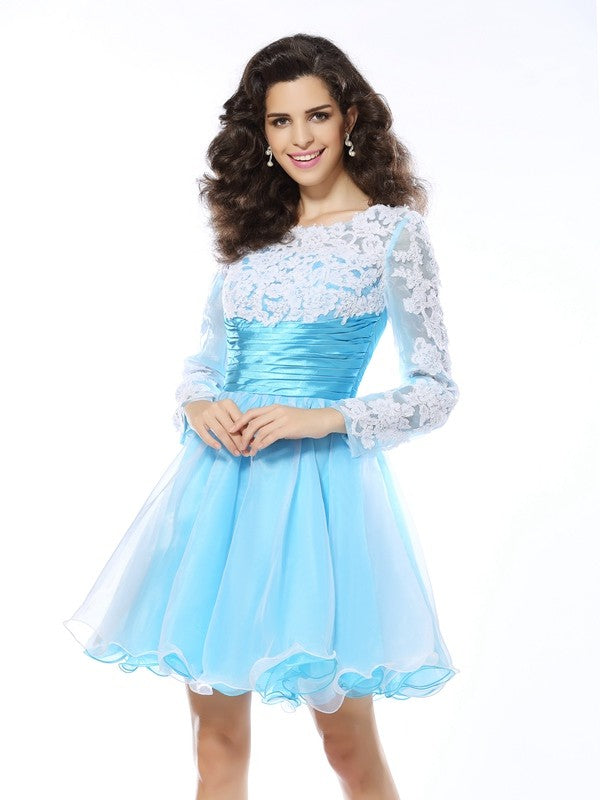 Vestido de cóctel corto de satén elástico tejido, corte princesa, escote redondo, apliques, mangas largas